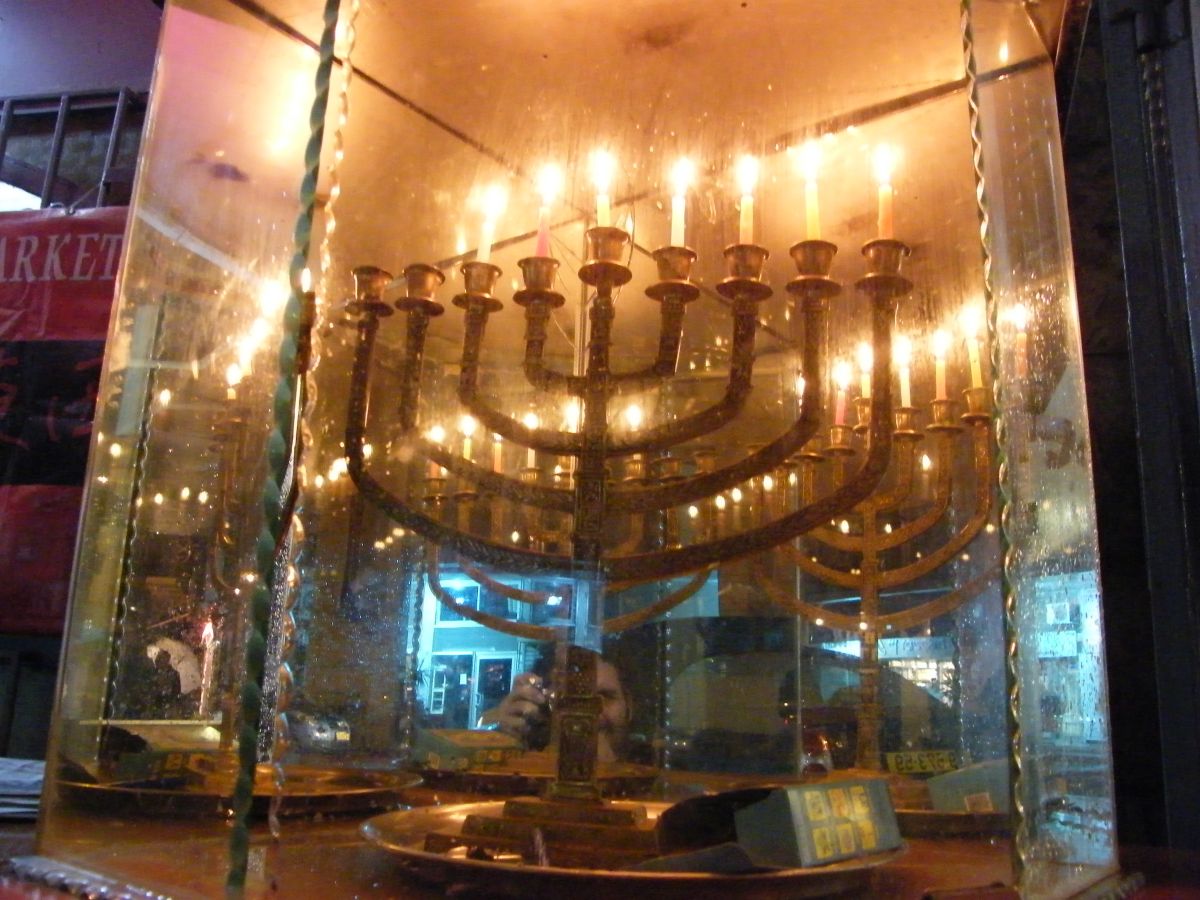 Read more about the article עיר עוטפת אור – סיור חנוכיות בסמטאות העיר העתיקה בירושלים